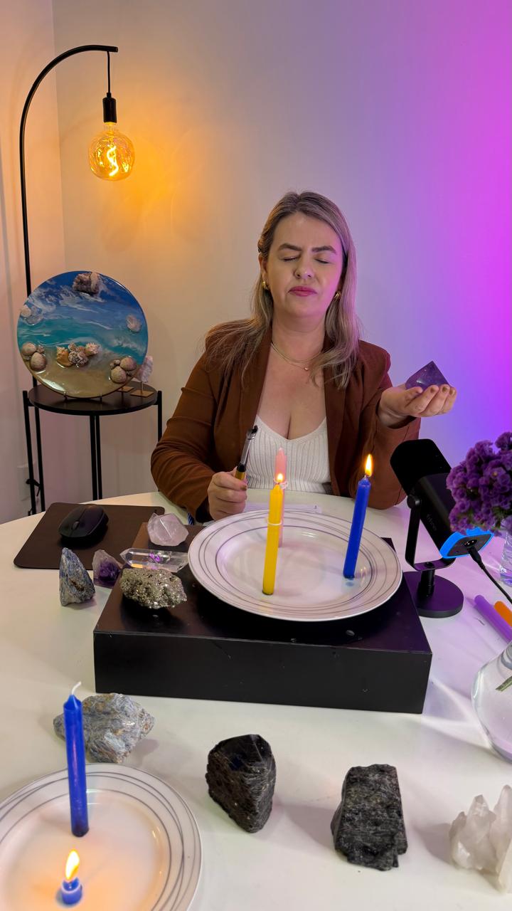 Mesa de processo energético com velas e cristais